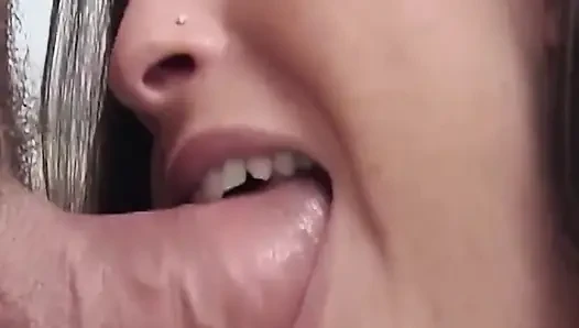 Olgun esmer orta yaşlı seksi kadın büyük yarağı emiyor