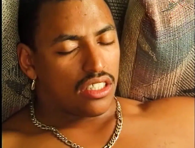 Siyah ve beyaz dörtlü göt sikiyor amcık yalıyor 69 pozisyonunda