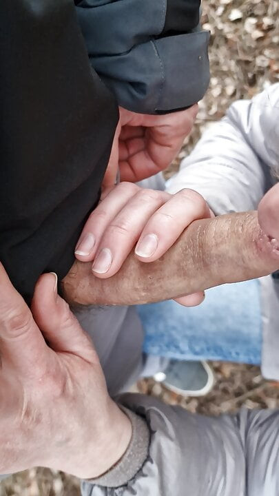 Benim güzel ve azgın kız beni ormanda sigara içiyor ve cum kırlangıçlar