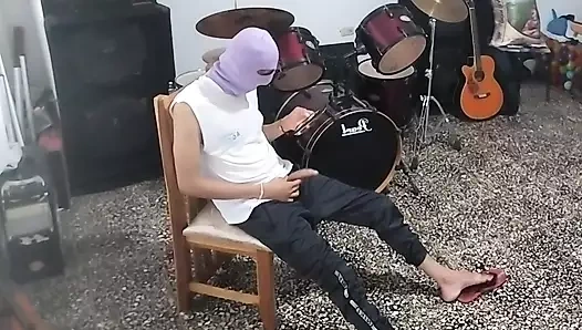 Arkadaşımla sikişmeyi hayal ederken sınıfta mastürbasyon yapıyorum