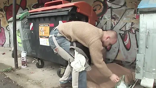 Kat Lee ve Kit Lee üçlü grup seks sırasında birbirlerinin sikişmesini ve emmesini izliyor