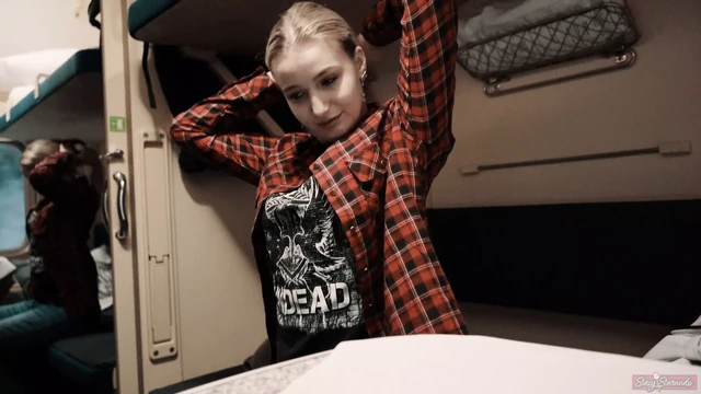 Девушка соблазняет парня в поезде, делает ему минет и глотает сперму!