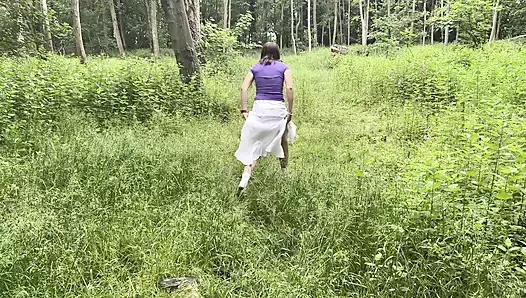 Açık havada 'eminim beni sikmek istersin'. Bir elbiseyle dans etmek.