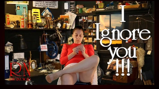 Evimde olman yeterince garip. Burnunun önünde seksi bacaklarım ve yüksek topuklularım. 3