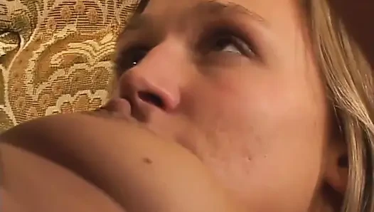 Domuz yaraklı utangaç kız