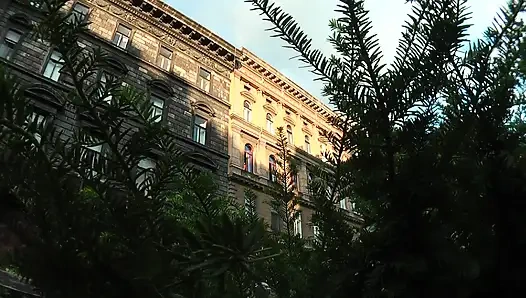 Ateşli Sarışın Komşu Oturma Odasında Sert Sikiliyor