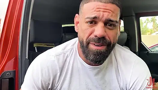 Yalnız Ricky Larkin terk edilmiş bir fabrikada yarağını ve taşaklarını bağlıyor