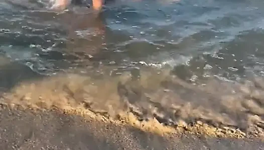 Dalgalarla oynarken saçımı ıslatmamaya çalış