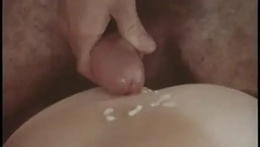 İki çılgın ateşli sarışın anüs ateşli vücutlarını çalışıyor ve bir yarağı çifte sikiyor