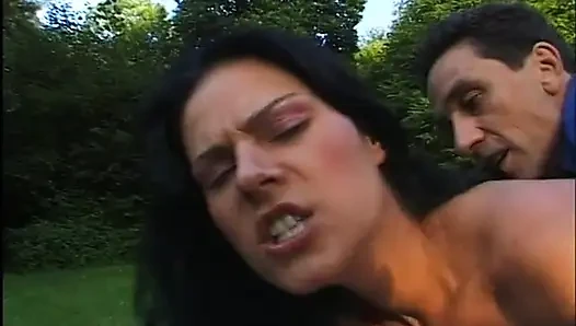Esmer bir kadın için açık havada sert anal seks