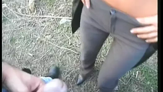 Güzel sarışın genç bir arabanın kaputunda ona mükemmel küçük göt becerdin alır