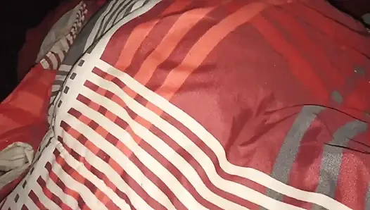 Büyük götlü karım cep telefonunda pembe dizi izlerken