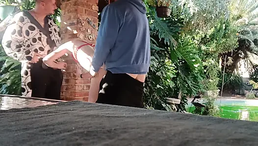 Bahçede Eğleniyor Sarışın Yarak Suklıyor