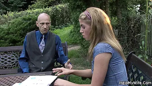 Aldatılan adam genç karısını büyük bir kemikle sikilirken izliyor