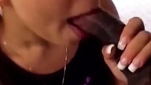 Azgın zenci orta yaşlı seksi kadın büyük bir büyük zenci yarağına biniyor ve ateşli dölle doluyor