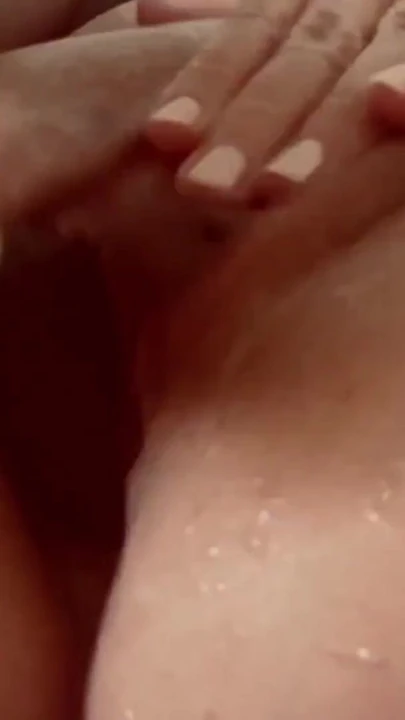 Uzun ladakları olan olgun milf yumruk, dildo ve boşalma ile kendini yumruklayıp | Klip 1
