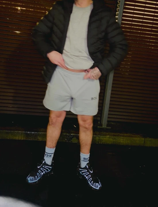 Leon'un herkesin içinde tek fit yarak halkası takarak canavar yarağını çekmesini ve patronun kim olduğunu herkese göstermesini izleyin