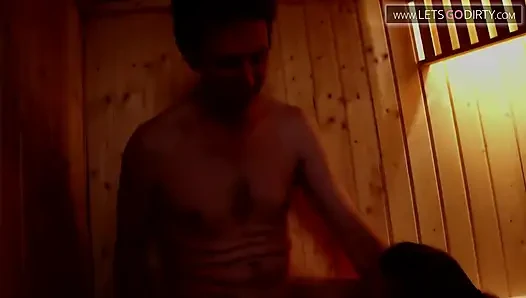 Seksi orta yaşlı seksi kadın büyük bir yarak emdikten sonra ağzına büyük boşalma alıyor