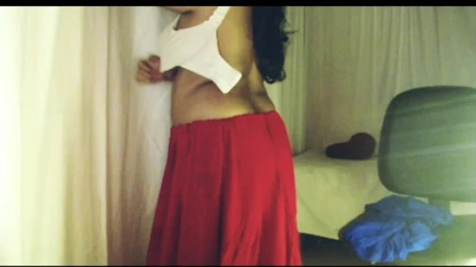 Kıyafetlerini çıkardıktan sonra soyunup göğüslerini gösterdim, eğlendim, amını ovuşturup onu parmaklıyorum.