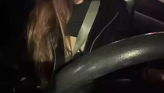 İri göğüslü İtalyan orta yaşlı seksi kadın Artemisia Love seksi araba yolculuğundan hoşlanıyor, araba sürüyor, sigara içiyor ve büyük sulu göğüslerini teşhir ediyor