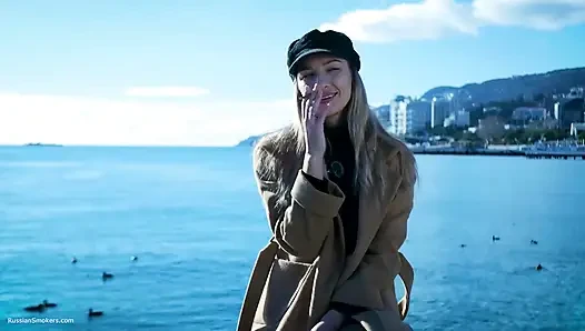 Beaty Rus kızla açık havada sigara içiyor 1