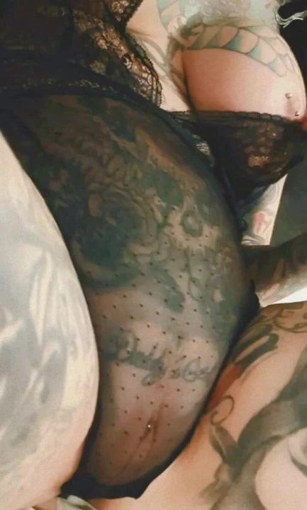 Orta yaşlı seksi kadın amcığını ovuyor!!