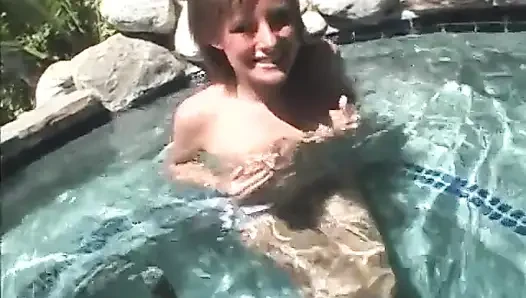 Esmer genç kız sert sikiştikte yüzüne boşalıyor