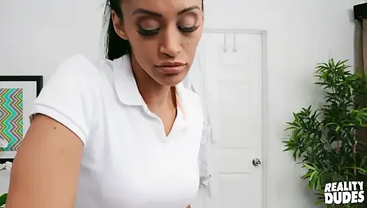 Reality dudes - Alec Alvarez yüzünü Eddie Danger tarafından siktiriyor ve sonra kremsi bir göğüs bitirmek için yarağına biniyor