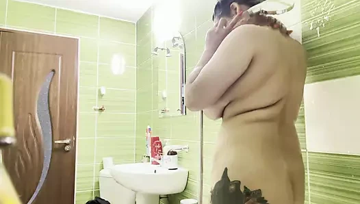 Ateşli büyük göğüsler duşta tek başına eğleniyor