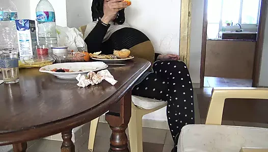 Hamile üvey anne üvey oğlunun mastürbasyon yapıp üzerine boşalmasına izin veriyor