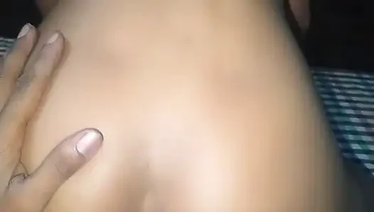 Küçük üvey kız kardeş ilk kez büyük yarağa biniyor