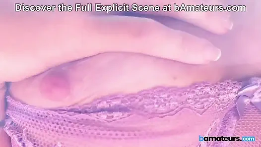 Linda amateur se baña el coño a la luz del sol mientras folla en amateurs