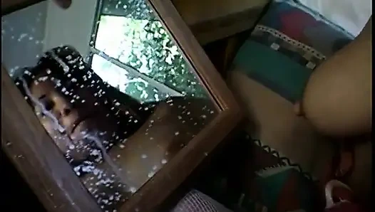 Asyalı kız senin için aynada göğüslerini sağıyor