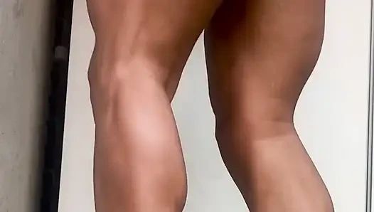 Kaslı orta yaşlı seksi kadının sıkı götü esneme ısısı altında patlıyor