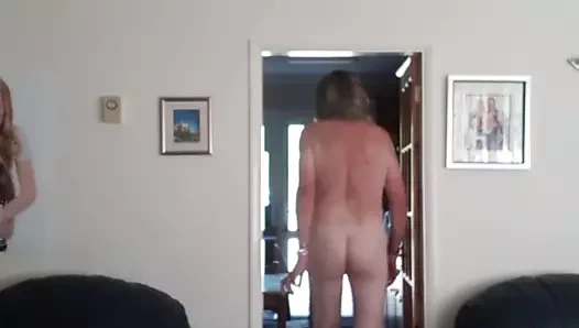 Kazzie salonda çıplak