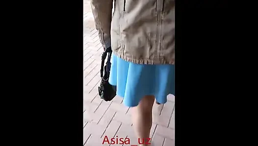 Müslüman kadın şehir parkında sakso çekiyor, külotunu çıkarıyor ve işiyor, amını gösteriyor.