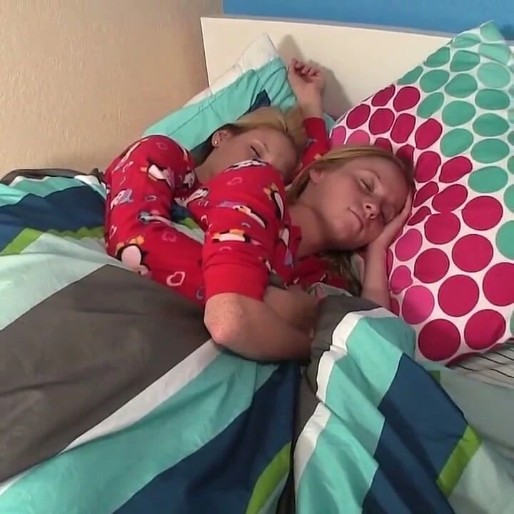 Alyssa ve Hope Harper karşılıklı olarak büyük şişman bir yarağı sıvazlıyor