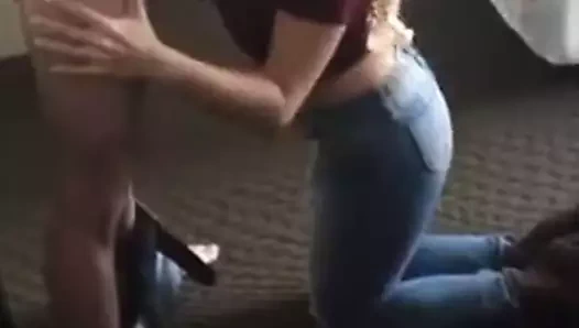 Ateşli evli kadın sakso çekiyor