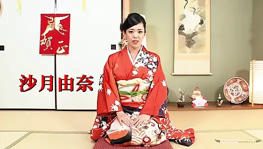 Kimono giymek Asyalı esmerin güçlü cinsel arzularını uyandırıyor, onu interseksüel ilişkiyle sonuçlayan cinsel ilişki aramaya teşvik ediyor