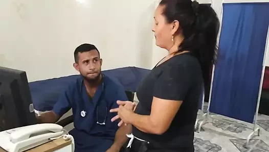 Hizmetçi kadın bir iyilik için ofisime geliyor ve önümde dizlerinin üstüne çöküyor