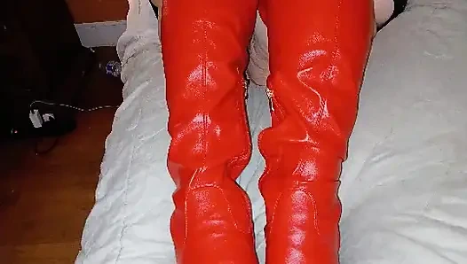 Kırmızı kalçalı hemşire Vicki'nin çizmeli fotoğrafları videoya döndü