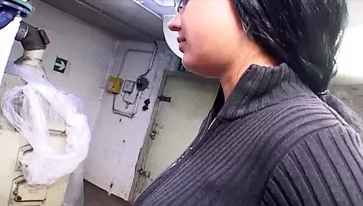 Çarpıcı Alman bebek ile bir şaşırtıcı vücut seviyor emme bir eski horoz