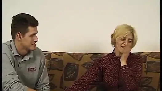 Kıllı olgun sürtük genç bir adam tarafından sikiliyor