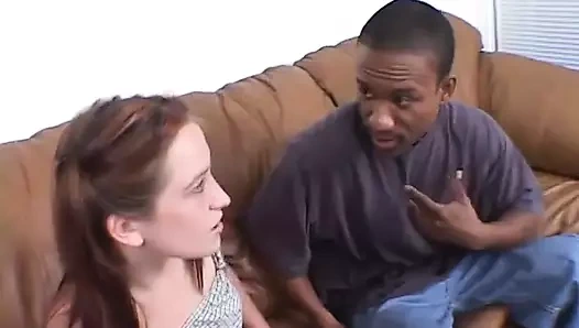 Şanslı zenci adam büyük memeli genç kızdan vahşice gırtlağına kadar alıyor