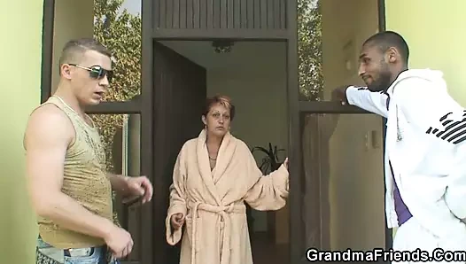 Kızıl saçlı nine büyük zenci yarağı ve beyaz yarakla üçlü seks yapıyor