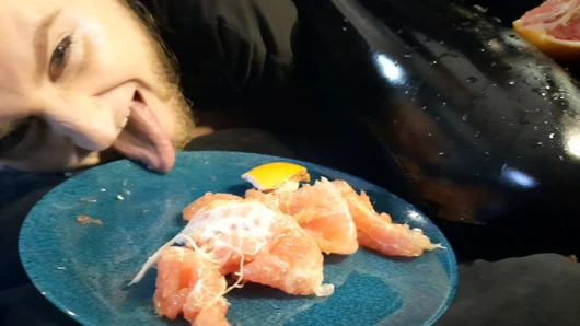 Ürkütücü cadılar bayramı videosu. Tatlı edepsiz. Yemek fetişi, ayak fetişi.