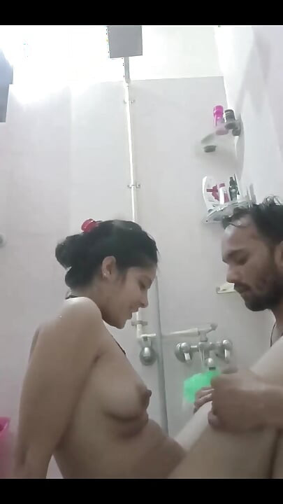 Devar evde kimse yokken banyoda yengeyi sikiyor
