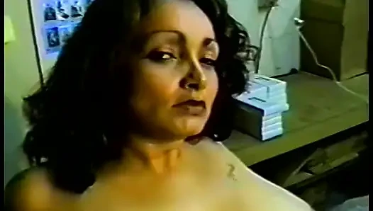 Deneyimli büyük memeli esmer Chill zenci adamla randevuya karşı değil