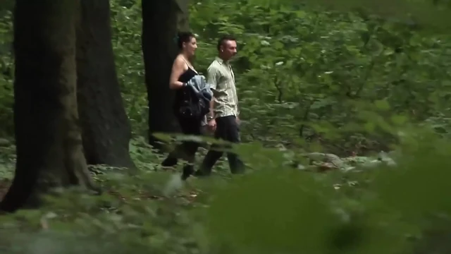 Esmer kaltak ormanda sikişiyor