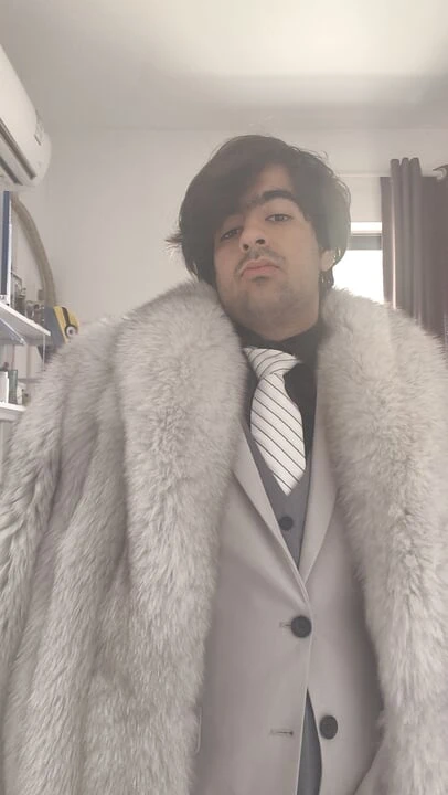 Beyaz tilki kürkü ve beyaz takım elbiseli tek başına eğlence